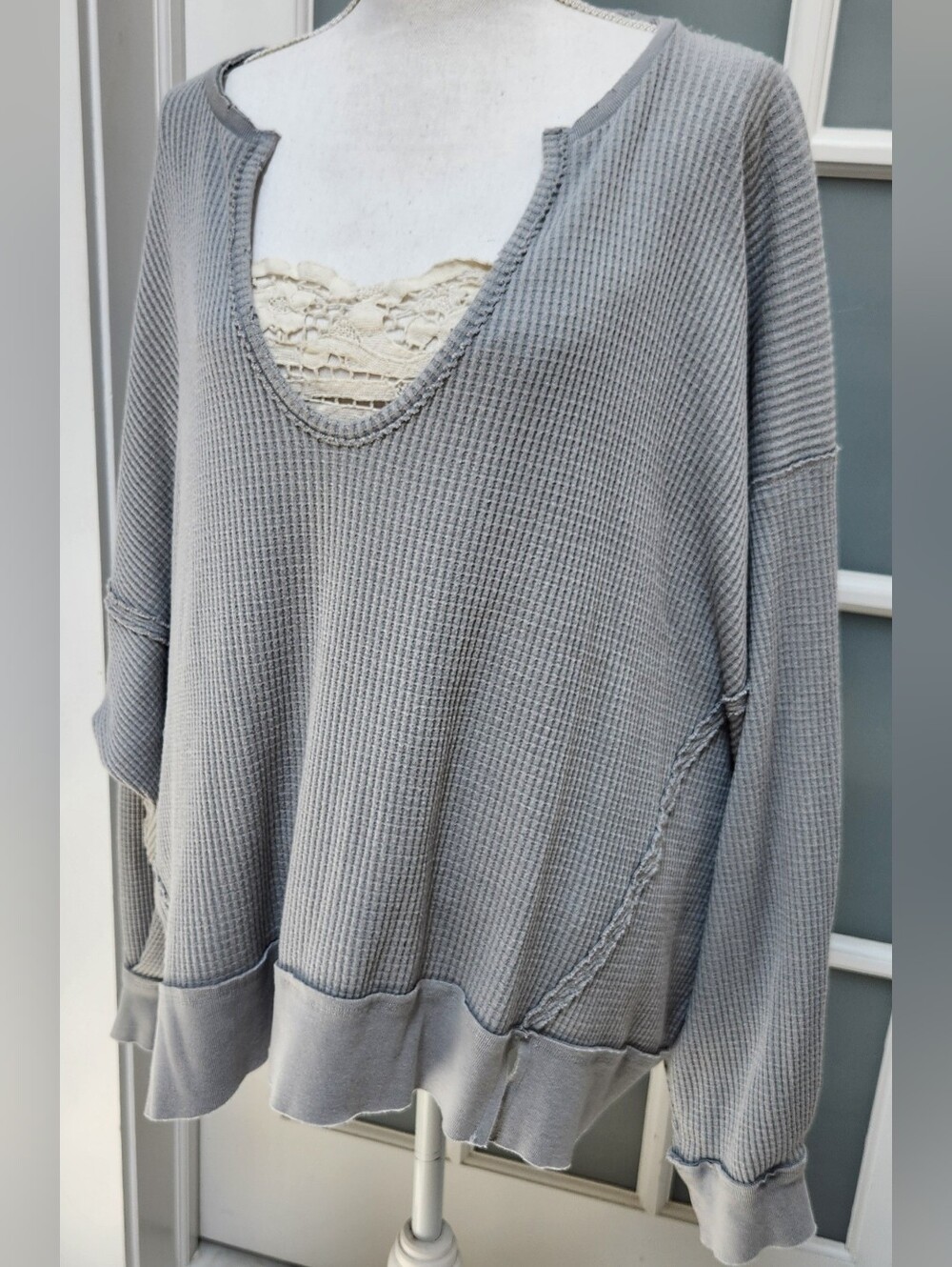 WE THE FREE Oversized L/S Grey Thermal Top EUC Like New - Picture 3 of 12